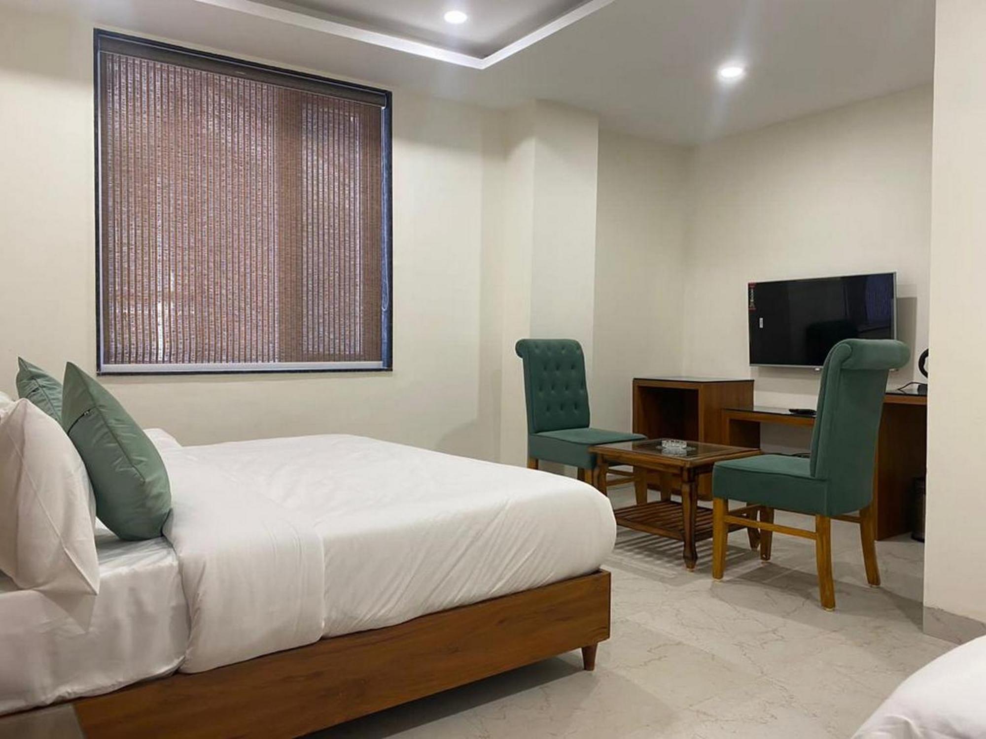 Hotel Eleven Heights Bhopal Esterno foto