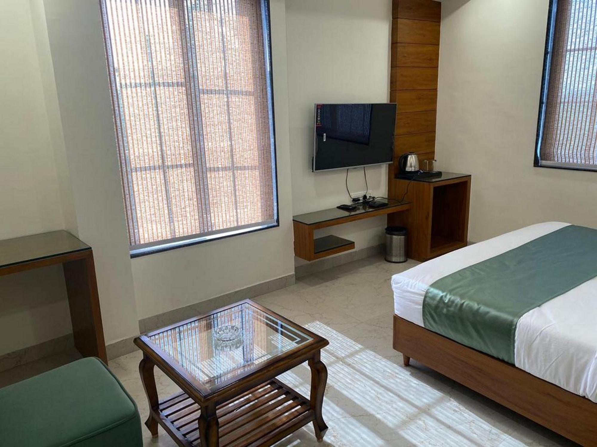 Hotel Eleven Heights Bhopal Esterno foto