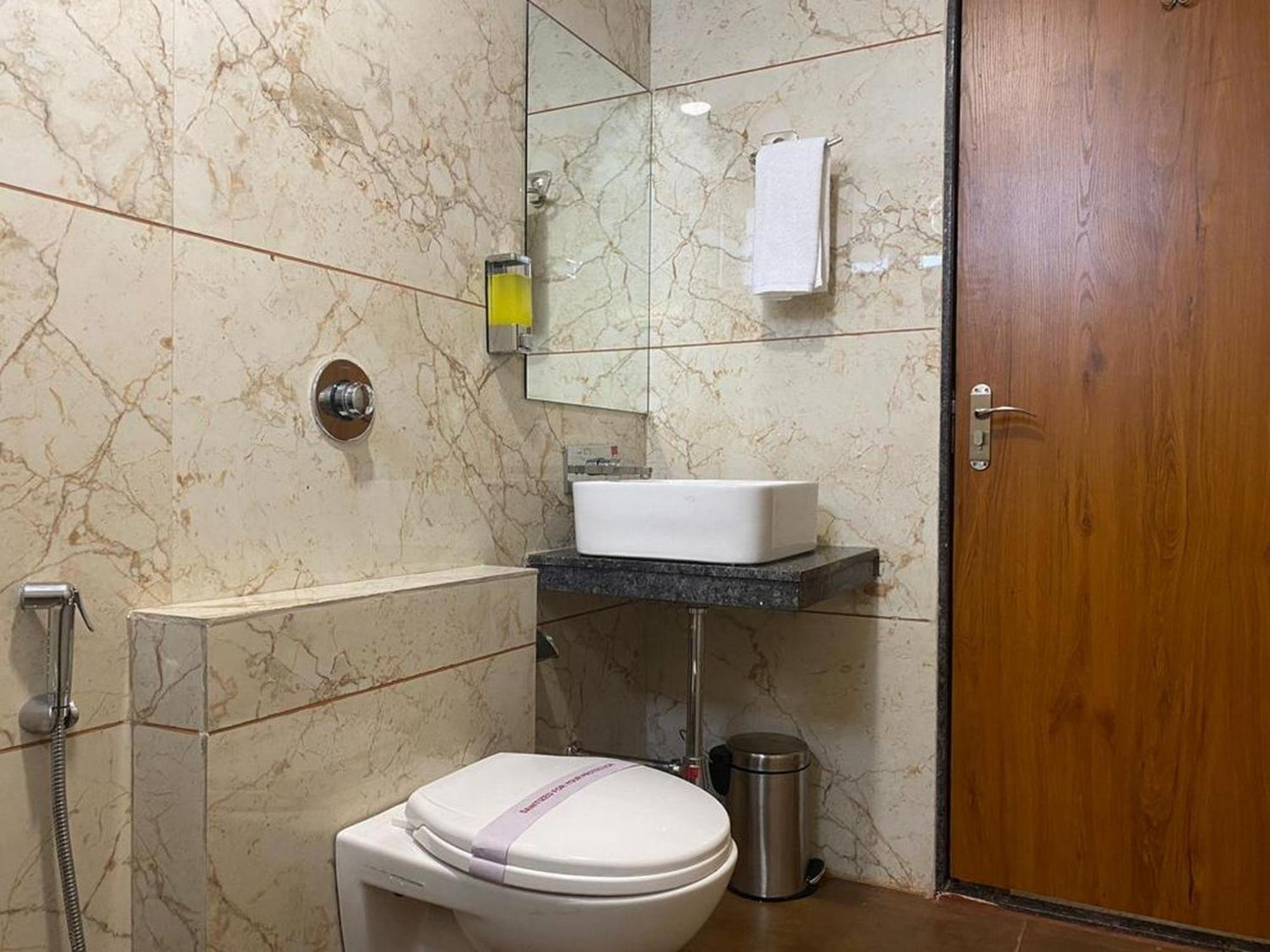 Hotel Eleven Heights Bhopal Esterno foto