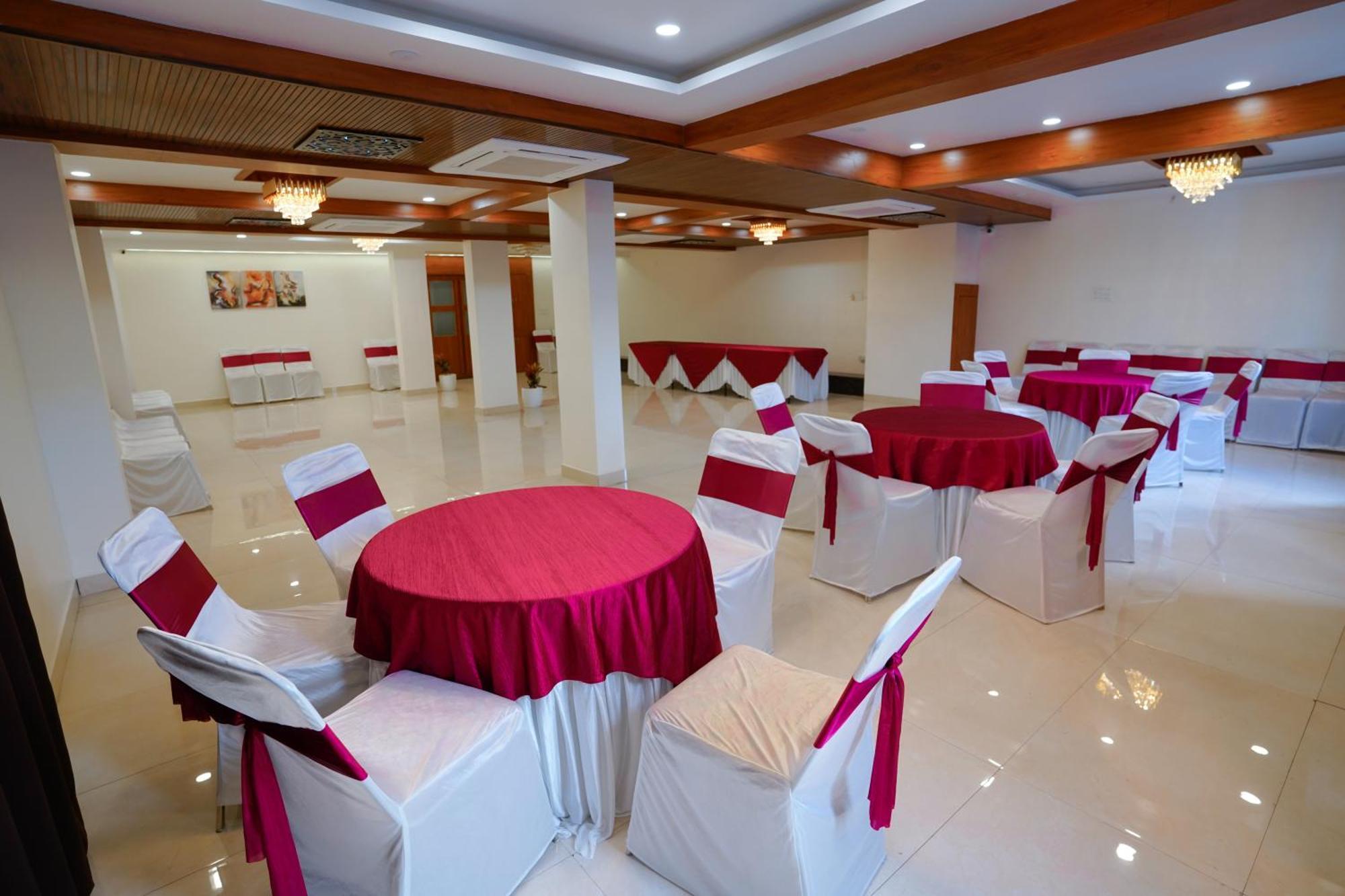 Hotel Eleven Heights Bhopal Esterno foto