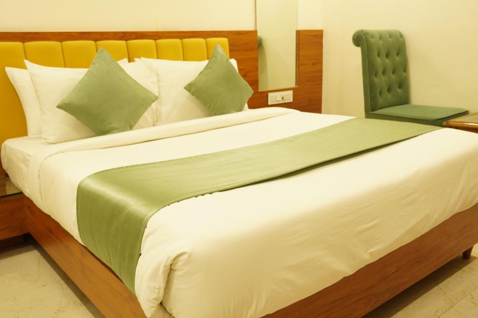 Hotel Eleven Heights Bhopal Esterno foto