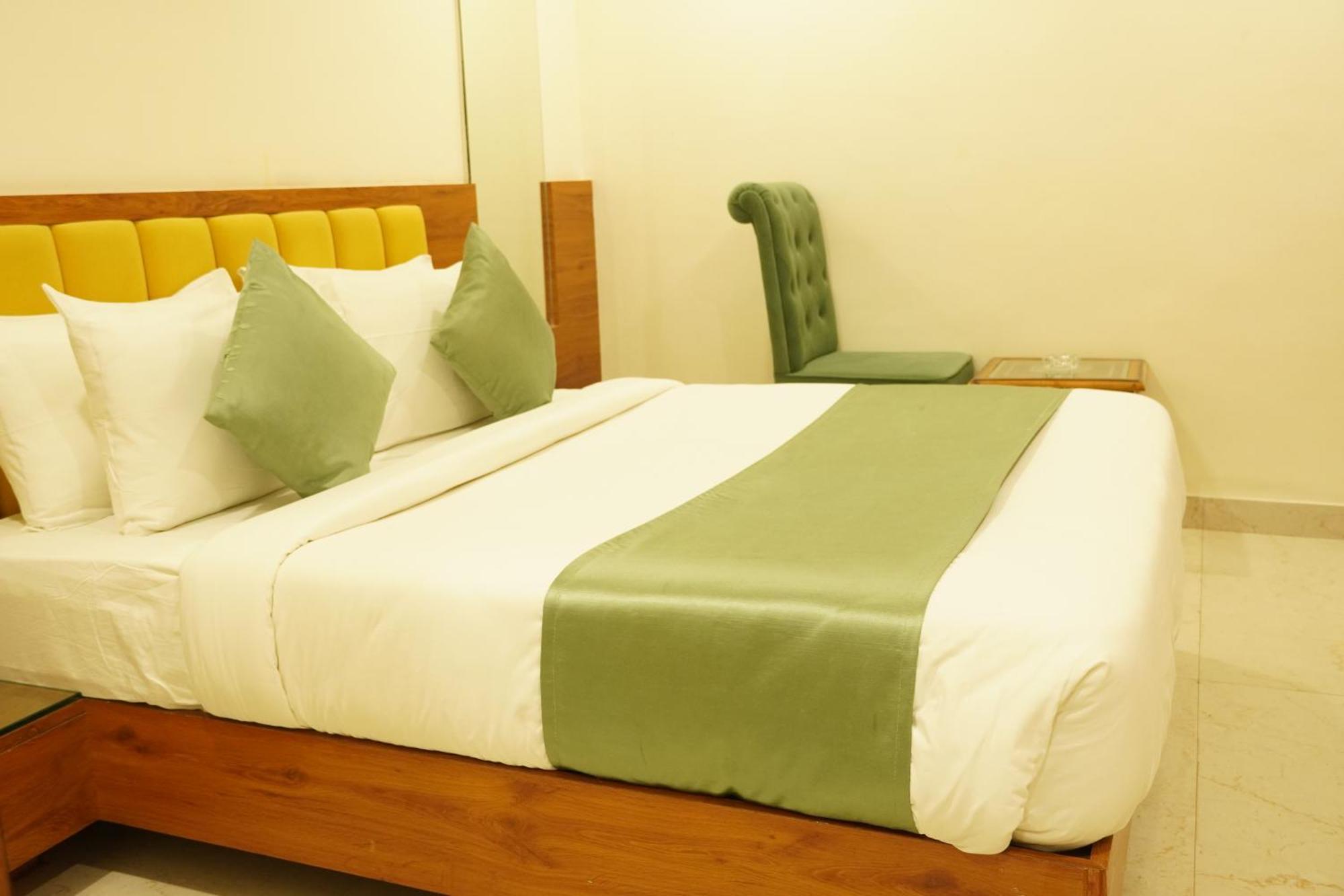 Hotel Eleven Heights Bhopal Esterno foto