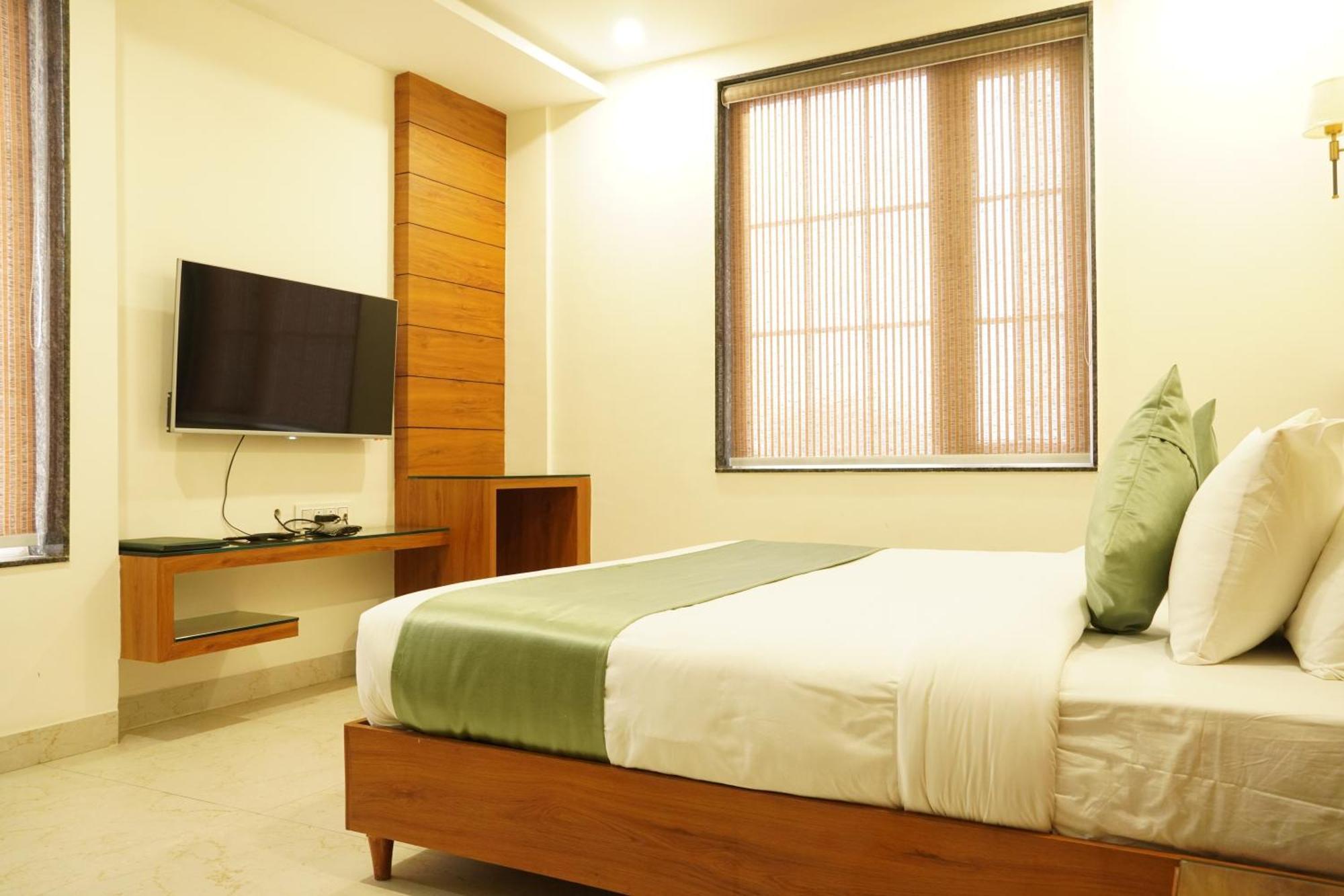 Hotel Eleven Heights Bhopal Esterno foto