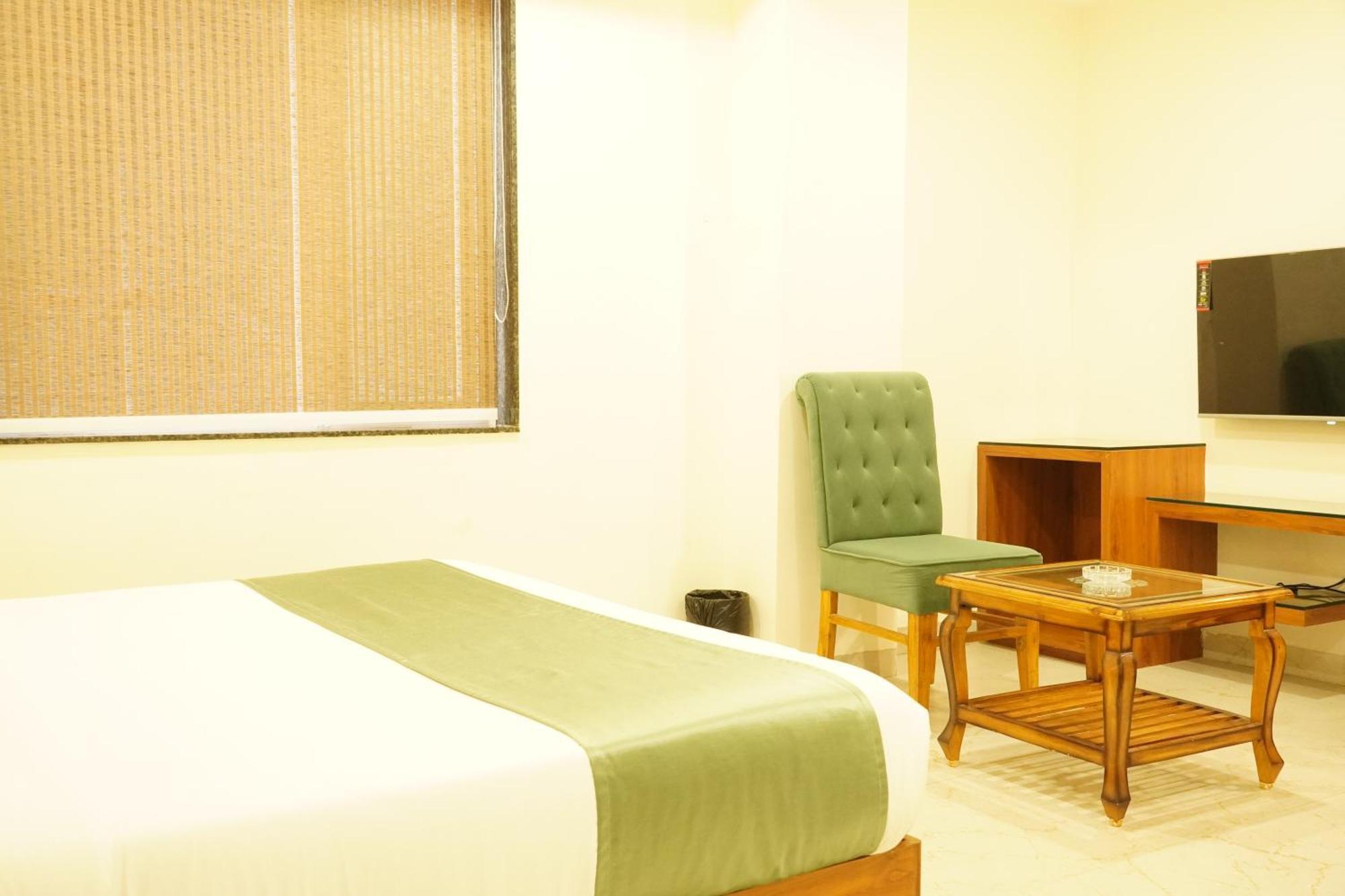 Hotel Eleven Heights Bhopal Esterno foto