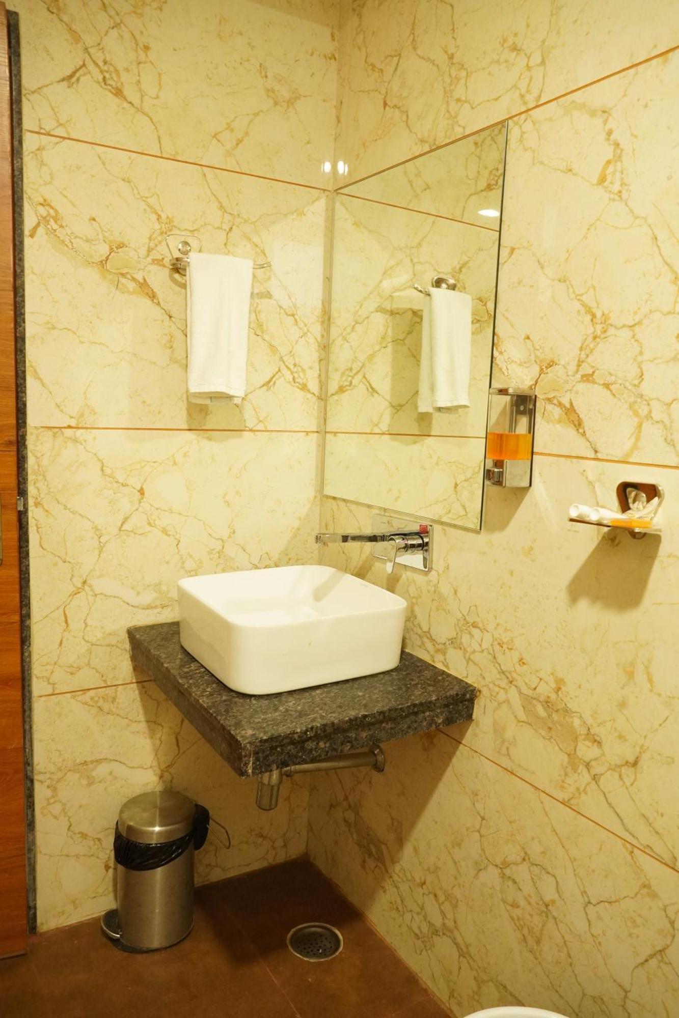 Hotel Eleven Heights Bhopal Esterno foto
