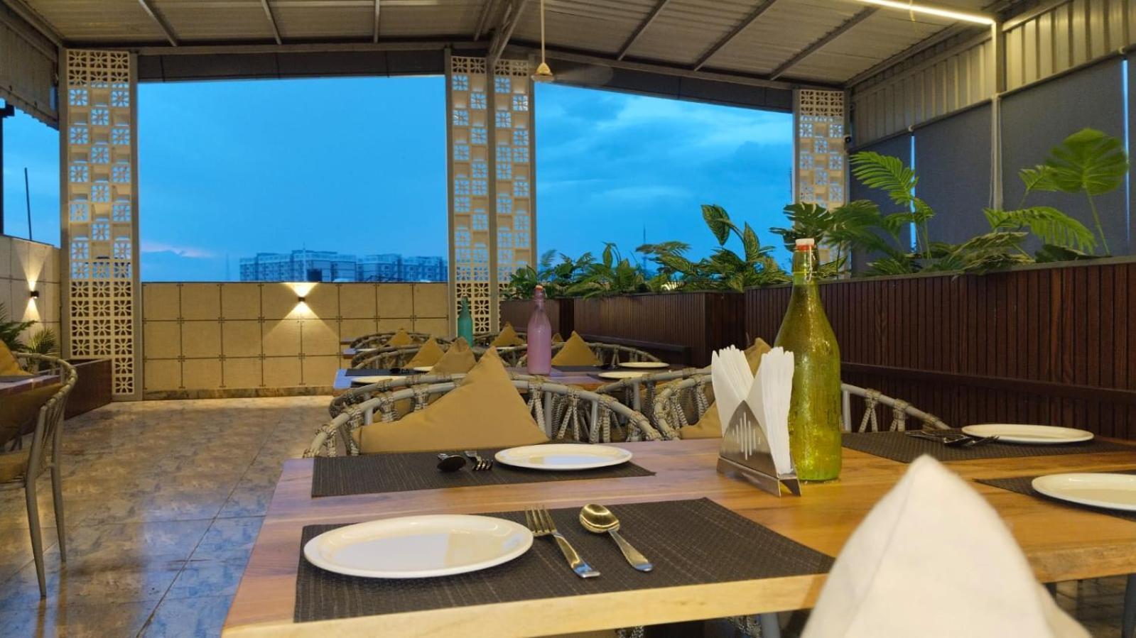 Hotel Eleven Heights Bhopal Esterno foto