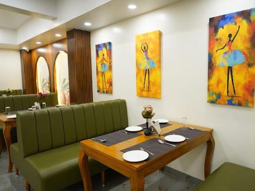 Hotel Eleven Heights Bhopal Esterno foto